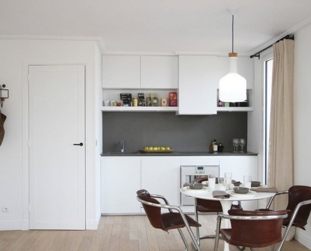 sivá kuchynská zástera v bielej kuchyni