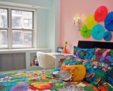 Yatak odasında çok renkli yatak örtüsü