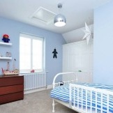 Vit färg i kombination med blått i barnkammaren
