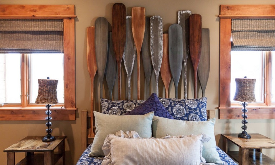 Oars at the head of the bed