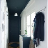 Σκούρο ταβάνι και πόρτα στο διάδρομο