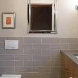 Ziegelimitat an den Wänden der Toilette