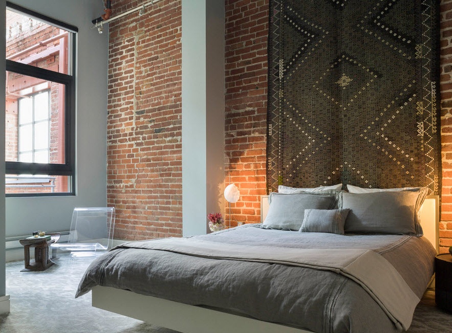Guļamistaba ar gaišu sienu gultas galvā