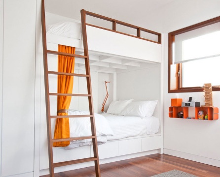 Narančasta zavjesa na krevetu na kat