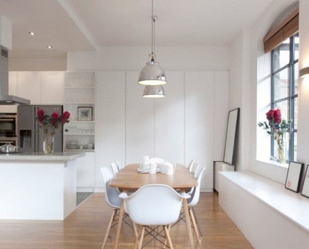 Ovalt bord med hvite stoler på kjøkkenet