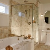 Mosaico beige en el baño