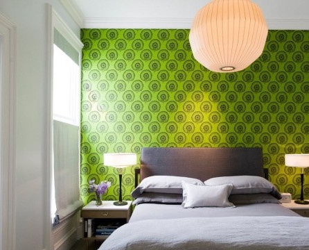Zielona ściana akcentująca w sypialni