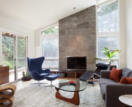 Em 2015, você pode encontrar facilmente móveis característicos de diferentes estilos no interior da sala de estar.
