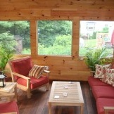 Crveni jastuci na drvenim stolicama