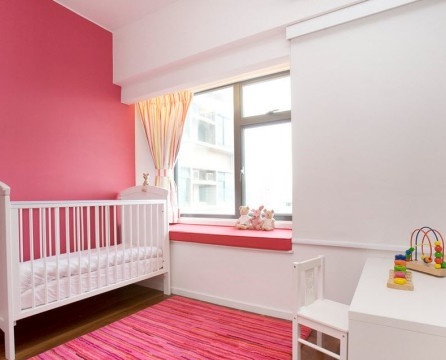 Rød vegg og teppe på barnerommet