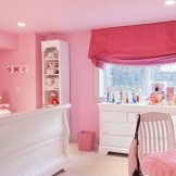 Růžové stěny a strop v místnosti