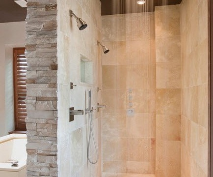 The combination of tiles and natural stone in the shower