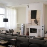 Veľkolepý interiér obývacej izby s bielymi závesmi