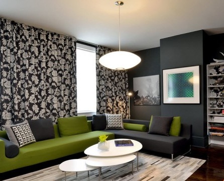 Green sofa at naka-print na mga kurtina