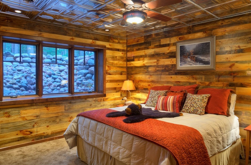 Sypialnia z drewnianym wykończeniem