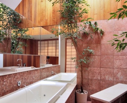 Sfumature di rosa nella vasca da bagno in stile orientale