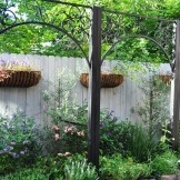 Дрвена ограда са украсним елементима.