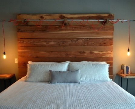 Bílá postel s dřevěnou čelo