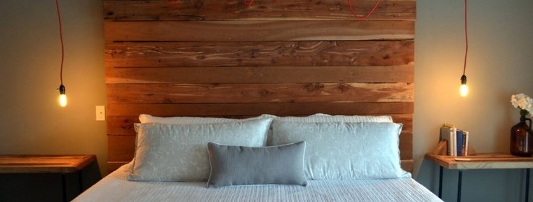 Lit blanc avec tête de lit en bois
