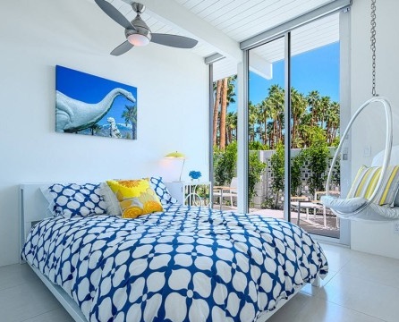 Slaapkamer interieur in blauwe en witte kleuren