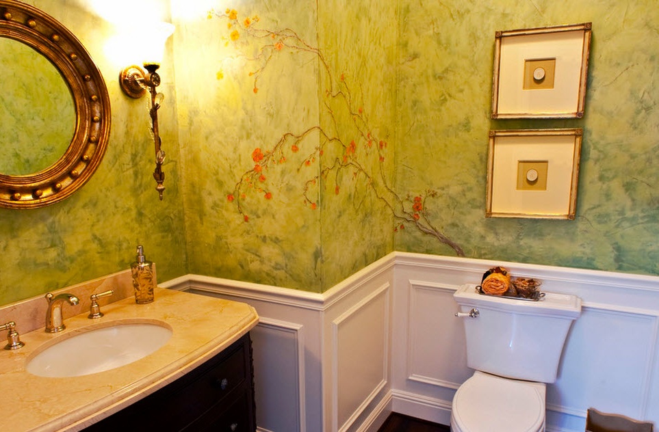 Gleznojot marmora vannas istabas sienu