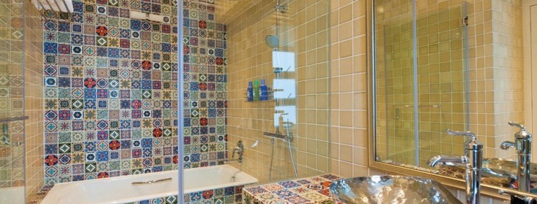 Carrelage coloré dans la salle de bain