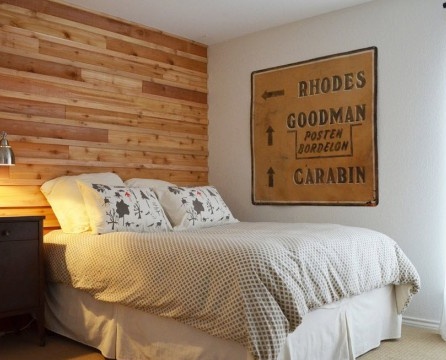 קיר עץ בראש המיטה