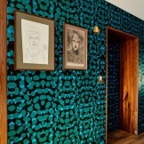 Maliit na pattern sa asul na wallpaper