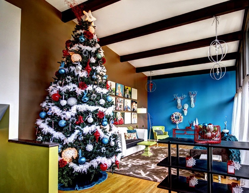 עץ חג המולד עם טינסל לבן במשתלה