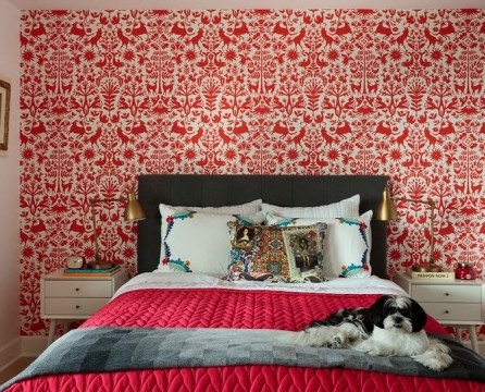 Jasny odcień czerwieni na tapecie sypialni