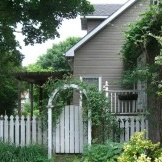 Bijela obojena ograda