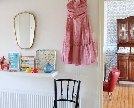 Ružičasta haljina pored ogledala u hodniku