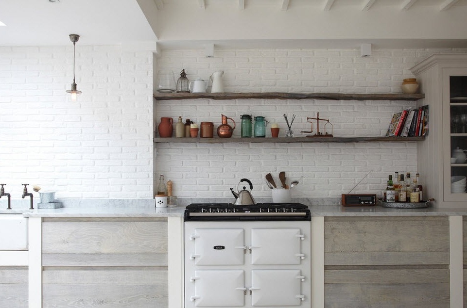 Λευκό τοίχο από τούβλα στην κουζίνα