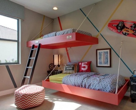 Svart trappa till den hängande sängen i barnkammaren