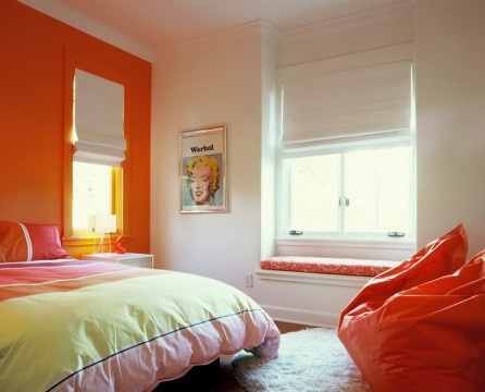 Narančasti stolac s jastucima