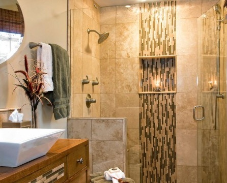 La combinazione di mosaici sui mobili e sulla parete del bagno