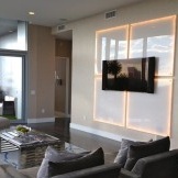 Panely s podsvícením v obývacím pokoji