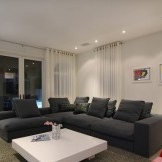 Elegantní prostorný obývací pokoj s bílými tyly pod stropem