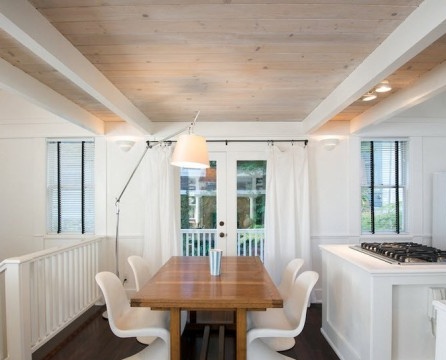 Dřevěný strop ve světlém a vzdušném interiéru