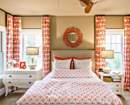 Gardiner med røde mønstre på soverommet