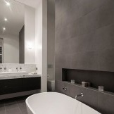Murs gris et sol de salle de bain