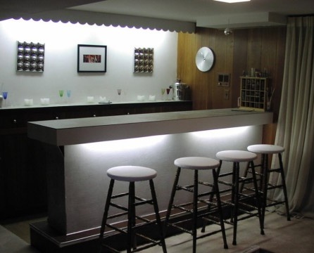 Barra de bar con iluminación adicional.