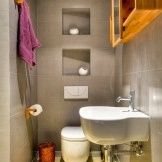 Keramiska plattor i toaletten