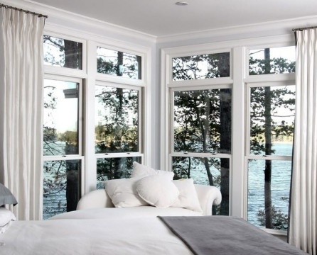 Białe okno narożne w sypialni