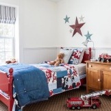 מיטה אדומה בחדר הילדים
