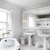 Interior bilik mandi putih