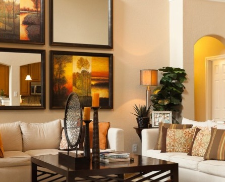 Oranžová lampa v obývacím pokoji