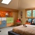 Barnkammare med färgade möbler