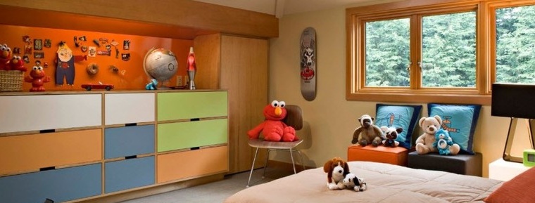 Chambre d'enfant avec des meubles colorés