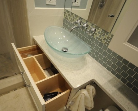 El cajón superior extendido en el baño.